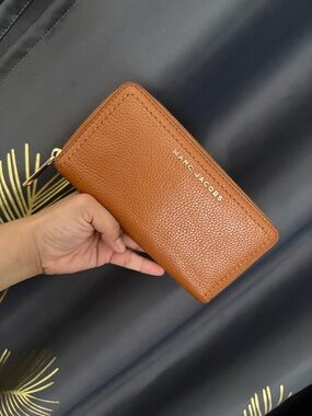 Marc Jacobs Pebbled Leather Zip Wallet in Cognac